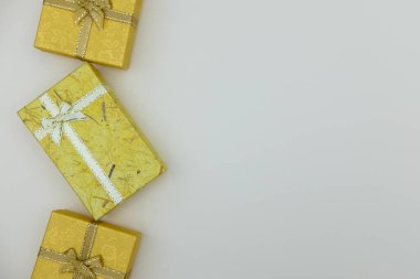 Festivalin arka planı için dekore edilmiş hediye kutularının yakın plan çekimi