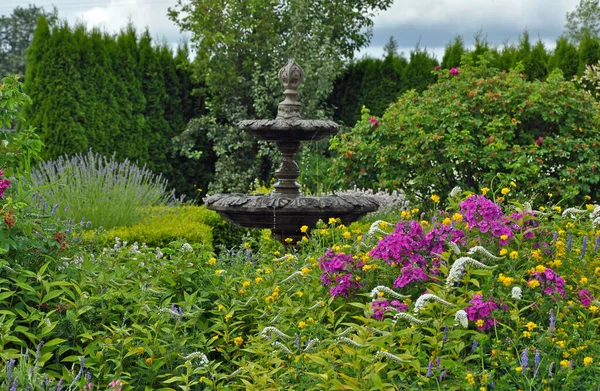 Giardino Botanico Con Fontana Acqua — Foto Stock