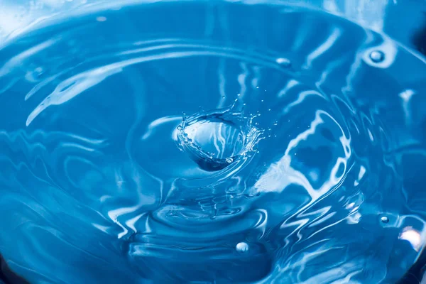 水滴在蓝色的表面上 水波背景 — 图库照片