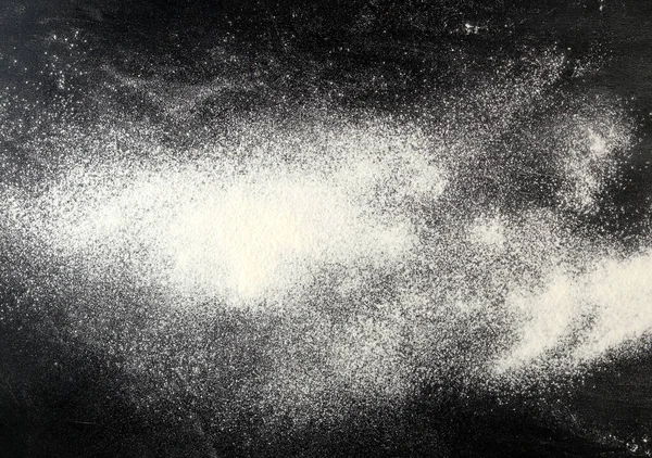 黒いテーブルに白い小麦粉を振りかけた 上の景色 — ストック写真