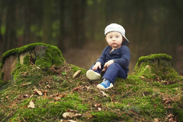코카서스 소년은 숲에서 앉아있다 — 스톡 사진