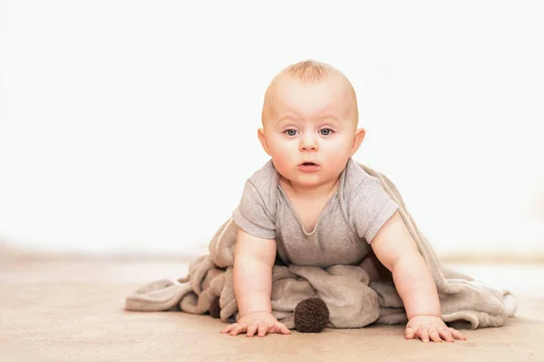 Curioso Bebé Caucásico Suelo —  Fotos de Stock