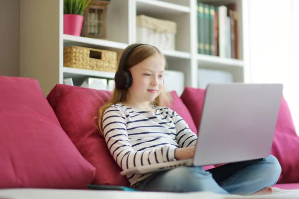 Genç Liseli Kız Evde Dijital Tabletle Ödevini Yapıyor Çocuk Çalışmak — Stok fotoğraf