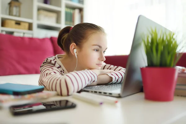 自宅のノートパソコンで宿題をしている未就学児 ガジェットを使って勉強する子供 子供のためのオンライン教育と距離学習 隔離中のホームスクーリング — ストック写真