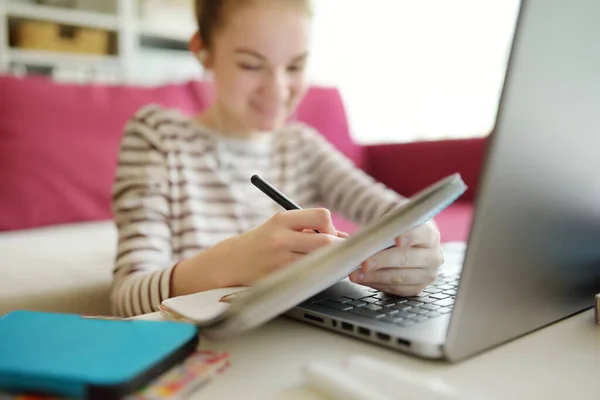 自宅のノートパソコンで宿題をしている未就学児 ガジェットを使って勉強する子供 子供のためのオンライン教育と距離学習 隔離中のホームスクーリング — ストック写真