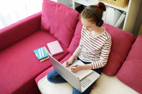 Předpuberťačka Dělá Domácí Úkoly Notebookem Doma Dítě Používající Gadgets Studiu — Stock fotografie