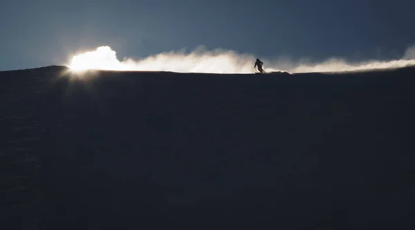 Ένας Άνθρωπος Που Κάνει Σκι Ένα Χειμερινό Τοπίο — Φωτογραφία Αρχείου