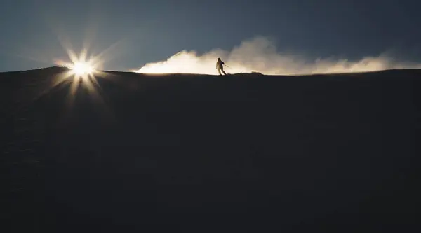 Persona Esquí Las Montañas Por Mañana —  Fotos de Stock
