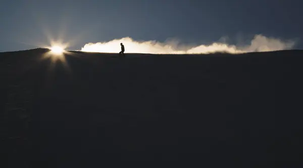 日の出の朝スキー — ストック写真