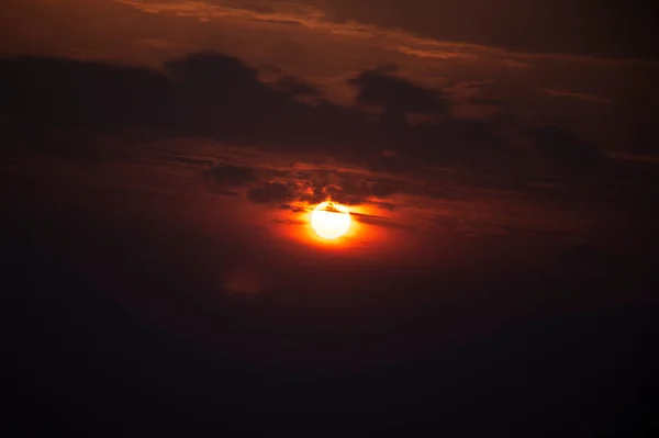 Molnig Himmel Gyllene Solljus Sol Bakom Molnen — Stockfoto