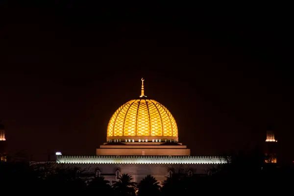 Glowing Center Dome Islamic Mosque Sultan Qaboos Grand Mosque — Stock Photo, Image