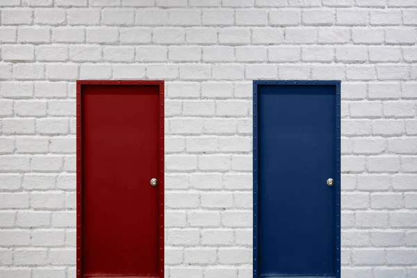 Beyaz Tuğla Duvarda Kırmızı Mavi Kapılar — Stok fotoğraf