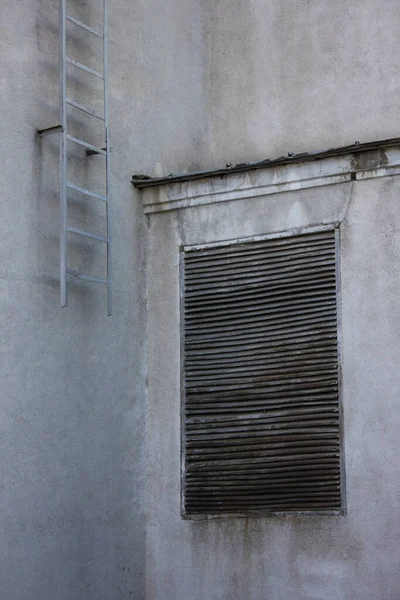 Escadaria Grade Uma Parede Concreto — Fotografia de Stock