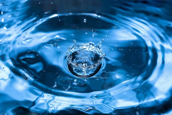 Water Spat Van Dichtbij Een Vallende Druppel Water Blauwe Waterdruppel — Stockfoto