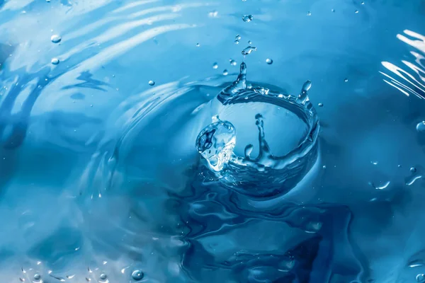 Water Spat Van Dichtbij Een Vallende Druppel Water Blauwe Waterdruppel — Stockfoto