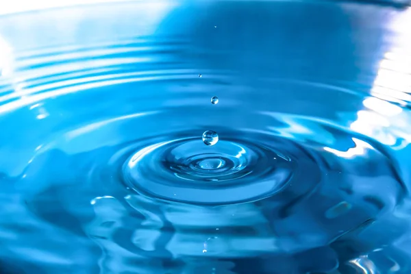 Wasser Spritzt Aus Nächster Nähe Fallender Wassertropfen Blauer Wassertropfen — Stockfoto