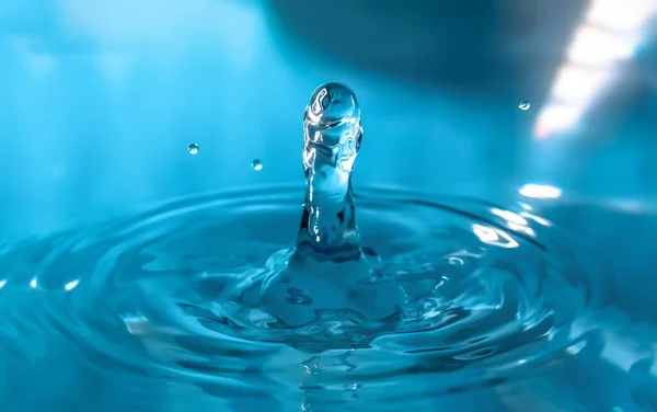 Água Espirra Perto Uma Gota Água Cair Gota Água Azul — Fotografia de Stock