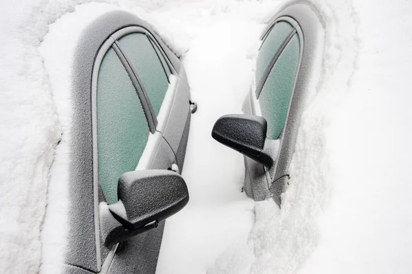 雪が降った後に雪に埋められた2台の車 — ストック写真