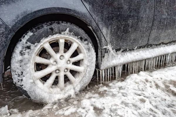 Bir Arabanın Üzerinde Buz Birikintisi Buz Saçakları — Stok fotoğraf