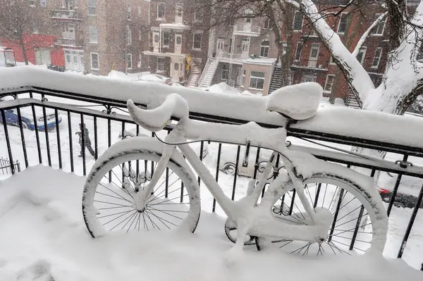 Fahrrad Mit Neuschnee Bedeckt — Stockfoto