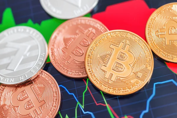 Cryptocurrency Bitcoin Och Litecoin Mynt Över Tablett Skärm — Stockfoto