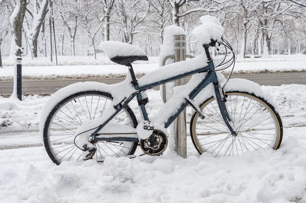 Bicicleta Cubierta Nieve Fresca Montreal Canadá 2018 —  Fotos de Stock