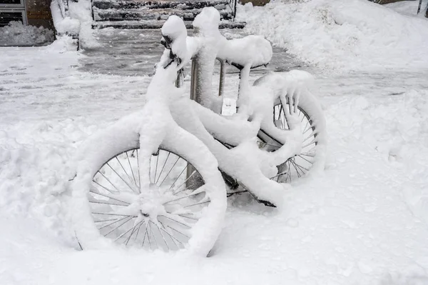 2018年加拿大蒙特利尔的自行车上覆盖着新雪 — 图库照片