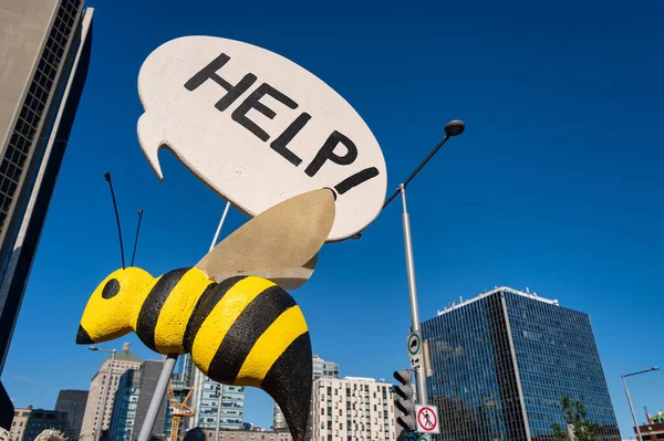 Fake Bee Mit Hilfe Zeichen — Stockfoto