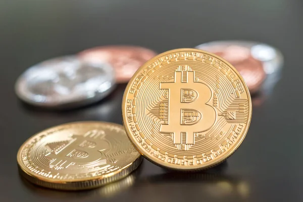 Kryptowährung Bitcoin Metallische Münzen Vor Grauem Hintergrund — Stockfoto