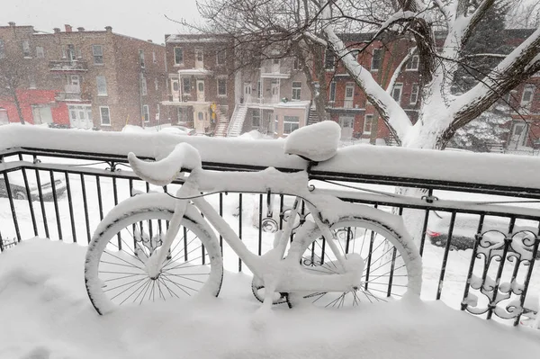 Bicicleta Cubierta Nieve Fresca Ciudad —  Fotos de Stock