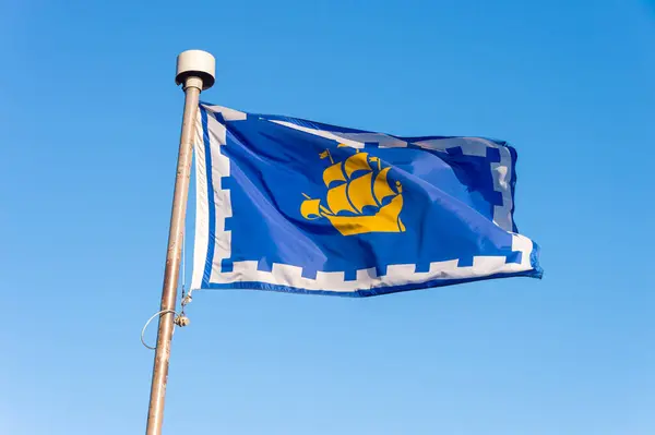 Bandera Quebec Sobre Cielo Azul — Foto de Stock