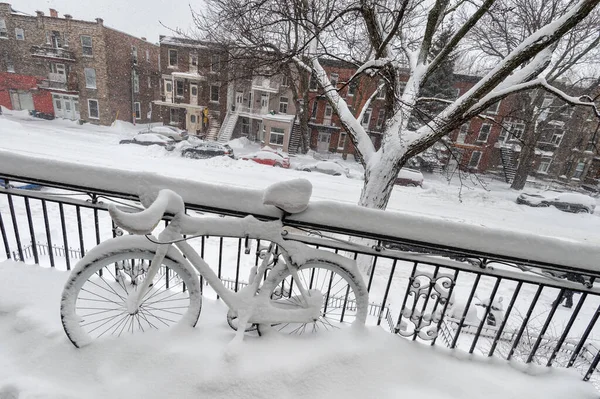 Bicicleta Coberta Neve Fresca Cidade — Fotografia de Stock
