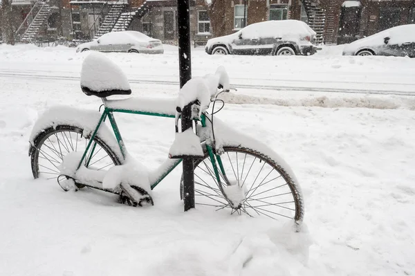 Ποδήλατο Καλυμμένο Φρέσκο Χιόνι Στην Πόλη — Φωτογραφία Αρχείου