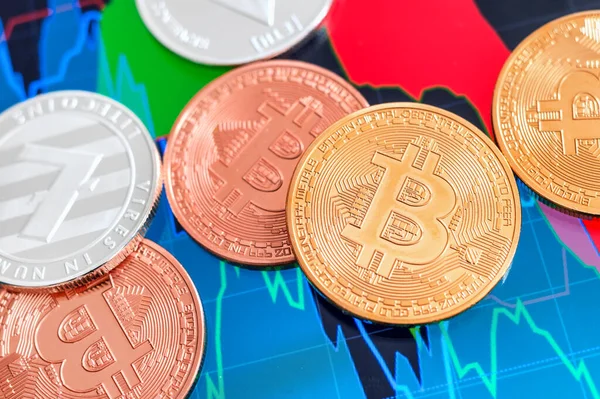 Kryptowährung Bitcoin Und Litecoin Münzen Über Tablet Bildschirm — Stockfoto