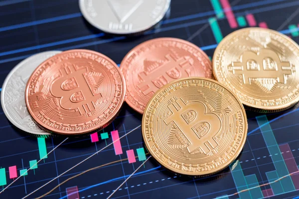 Cryptocurrency Bitcoin Mynt Över Tablett Skärm — Stockfoto