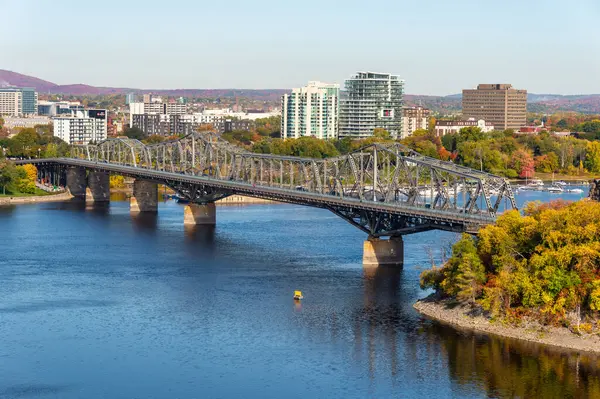 Puente Alexandra Río Ottawa — Foto de Stock