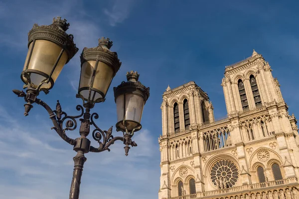 圣母大教堂的立面和传统的巴黎灯 — 图库照片