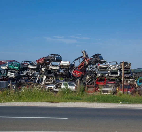 Carros Velhos Perto Estrada Estão Esperando Por Reciclagem — Fotografia de Stock