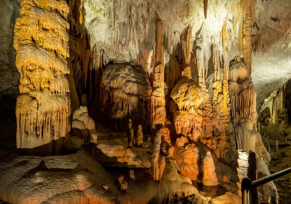 Mağara Sisteminde Garip Kaya Oluşumları — Stok fotoğraf