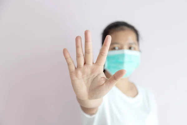 Žena Nosí Lékařskou Masku Ochranu Ukázat Zastavit Ruce — Stock fotografie
