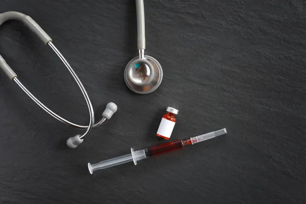 Stethoskop Und Impfstoff Und Spritze Auf Schwarzem Hintergrund — Stockfoto