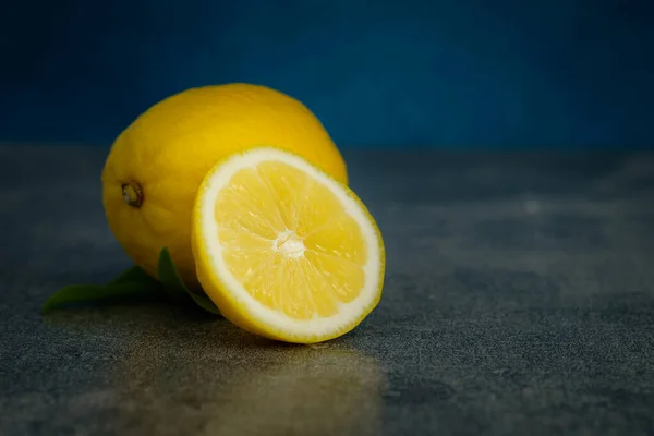 バックグラウンドの黄色の新鮮なレモン 閉じる — ストック写真