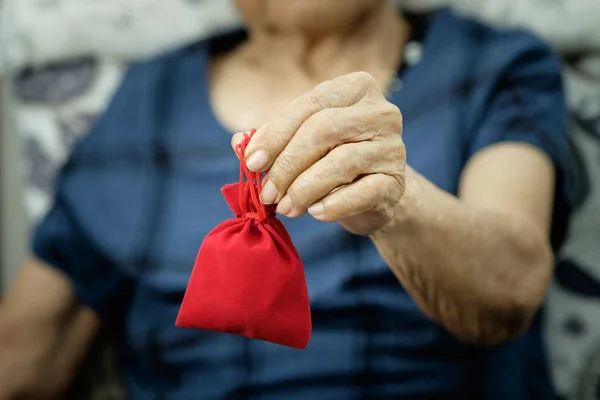 Donna Anziana Con Mano Una Borsa Rossa — Foto Stock