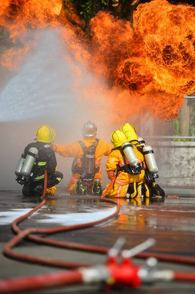 Pompiers Travail Incendie Dans Ville — Photo
