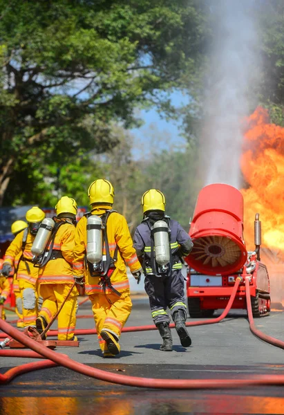Пожежники Роботі Пожежа Місті — стокове фото