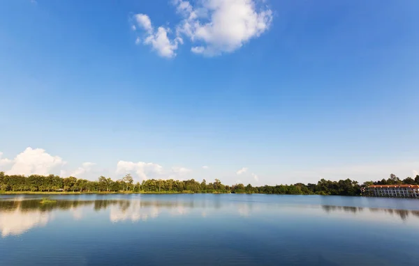 Jezioro Błękitne Niebo — Zdjęcie stockowe
