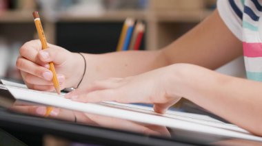 Sınıfta ev ödevi yapan kadın elleri