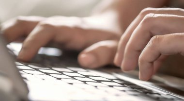 Dizüstü bilgisayarda yazarak insan eli