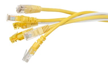Beyaz arkaplanı olan internet kabloları