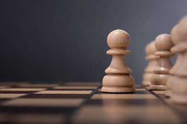 Satranç tahtasındaki piyon. Yaklaş. 